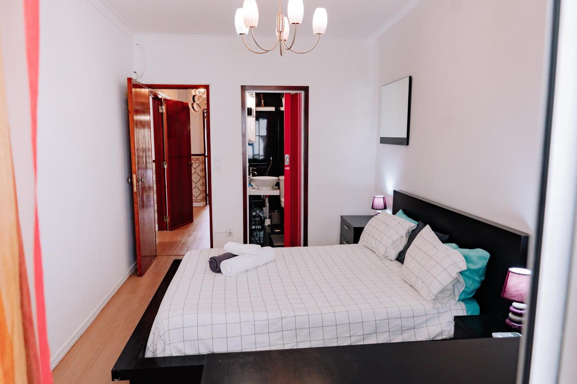 Family-Friendly And Cozy 3-Bedroom Accommodation In Лиссабон Экстерьер фото